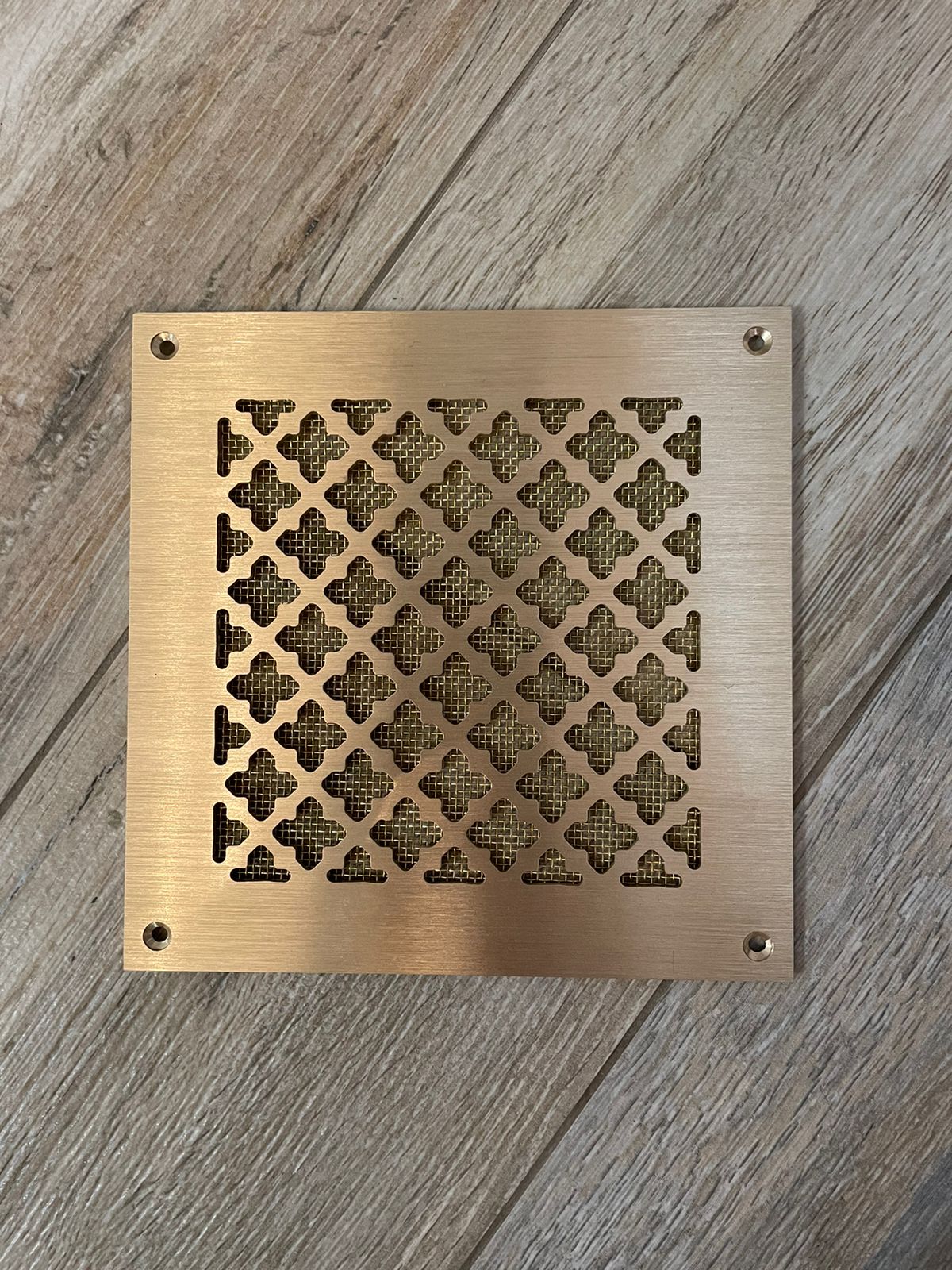 Латунная вентиляционная решётка шлифованная ЛР19 150х150